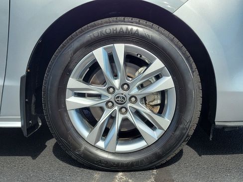 Used 2022 Toyota Sienna XLE image 5