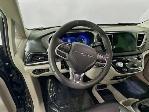 Certified 2023 Chrysler Pacifica Touring-L FWD image 18