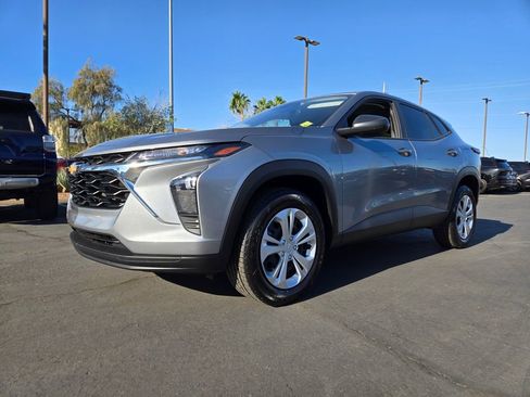 Used 2025 Chevrolet Trax LS FWD image 2
