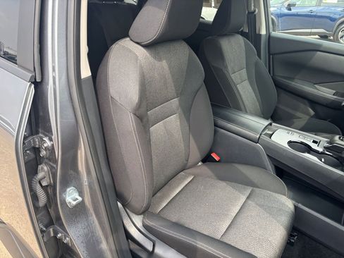 Used 2025 Nissan Rogue SV image 38