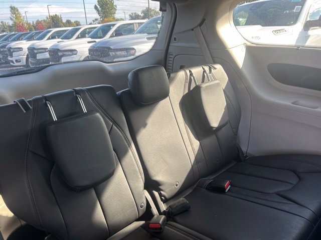 Used 2017 Chrysler Pacifica Touring-L Plus FWD image 9