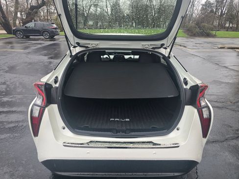 Used 2018 Toyota Prius Three w/ Advanced Technology Package image 28