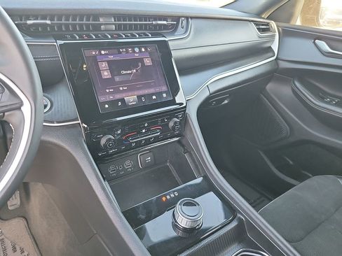 Used 2024 Jeep Grand Cherokee L Laredo image 20