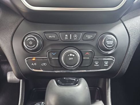 Used 2020 Jeep Cherokee Latitude Plus AWD/4WD image 27