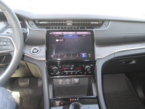 Used 2023 Jeep Grand Cherokee Limited w/ Trailer Tow Prep Group (B) AWD/4WD image 11