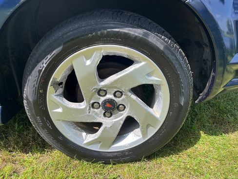 Used 2006 Pontiac Vibe w/ Sun And Sound Package FWD image 4