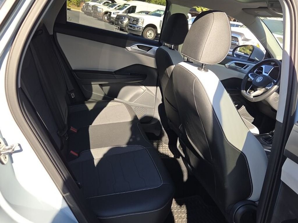 Used 2025 Volkswagen Taos SE FWD image 15