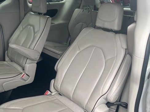 Used 2019 Chrysler Pacifica Limited FWD image 2