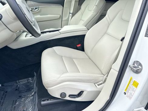 Certified 2025 Volvo XC90 T8 Plus w/ Protection Package AWD/4WD image 17