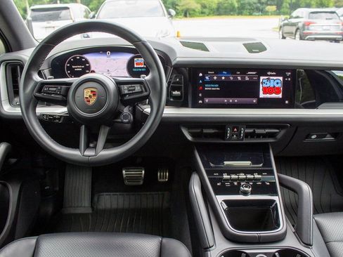 Used 2024 Porsche Cayenne S w/ Premium Package image 13