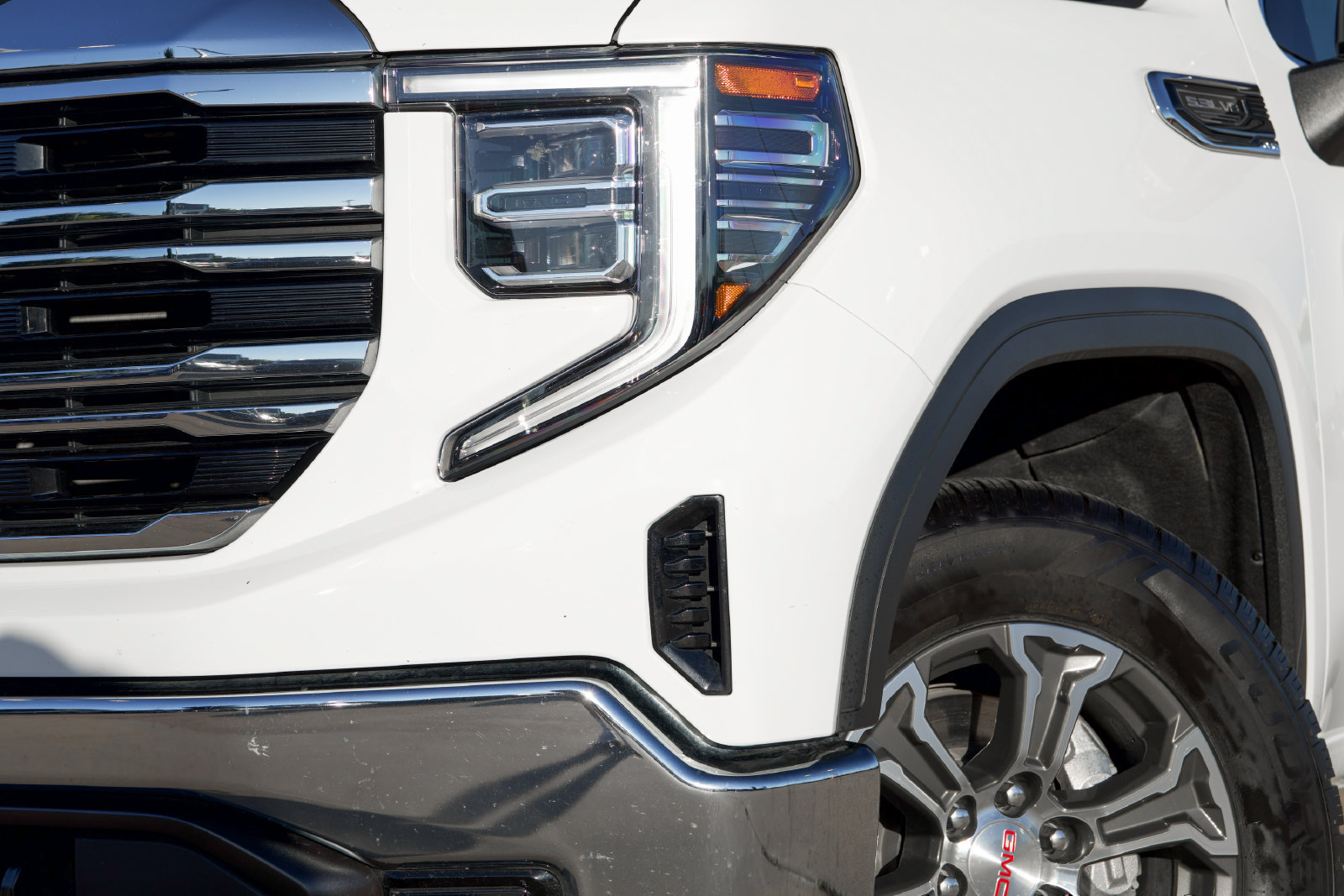 Used 2025 GMC Sierra 1500 SLT AWD/4WD image 10