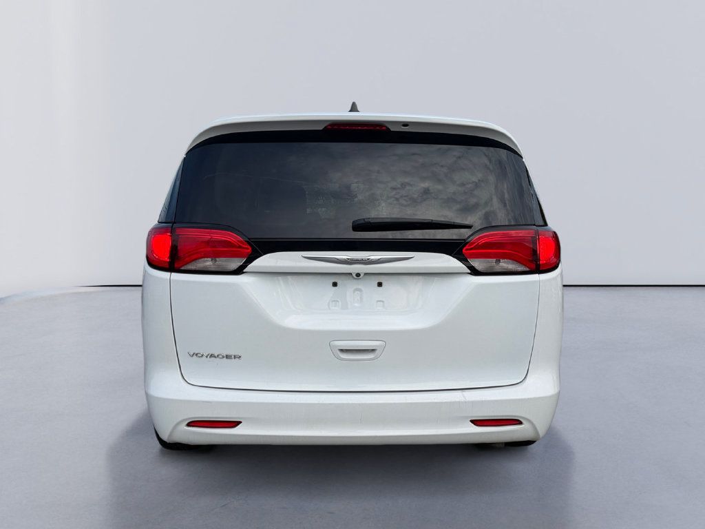 Used 2021 Chrysler Voyager Lxi FWD image 4