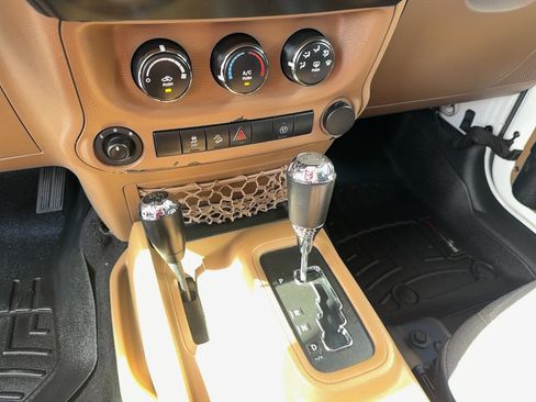 Used 2015 Jeep Wrangler Unlimited Sahara w/ Connectivity Group AWD/4WD image 17
