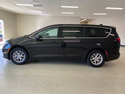 Used 2024 Chrysler Pacifica Touring-L FWD image 12