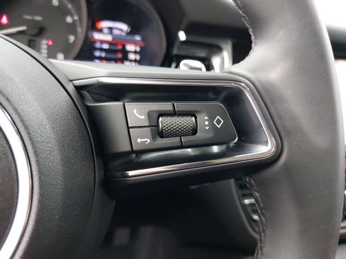 Used 2025 Porsche Macan image 20