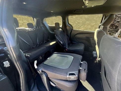 Used 2018 Chrysler Pacifica Touring Plus w/ S Appearance Package image 25