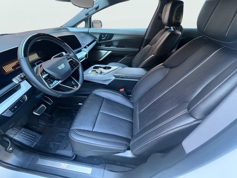Used 2025 Cadillac Optiq Luxury 2 w/ LPO, Floor Liner Package AWD/4WD image 7