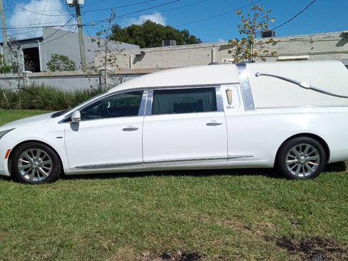 Used 2015 Cadillac XTS Hearse image 1