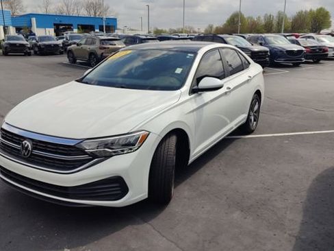 Used 2024 Volkswagen Jetta SE FWD image 3