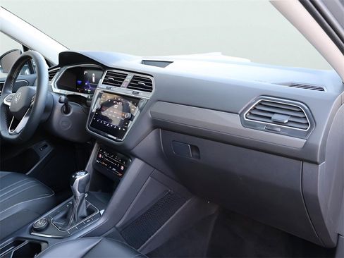 Used 2022 Volkswagen Tiguan SE w/ Panoramic Sunroof Package image 12