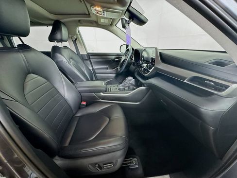 Used 2020 Toyota Highlander XLE AWD/4WD image 35