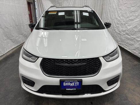 Used 2024 Chrysler Pacifica Limited w/ Uconnect Theater Family Group AWD/4WD image 7