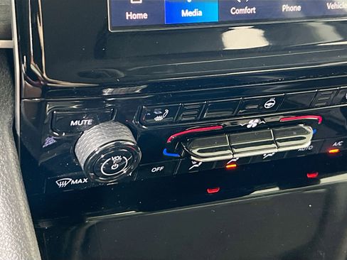 Used 2022 Jeep Grand Cherokee Limited image 17