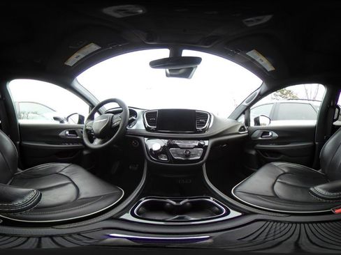 Used 2025 Chrysler Pacifica Limited image 47