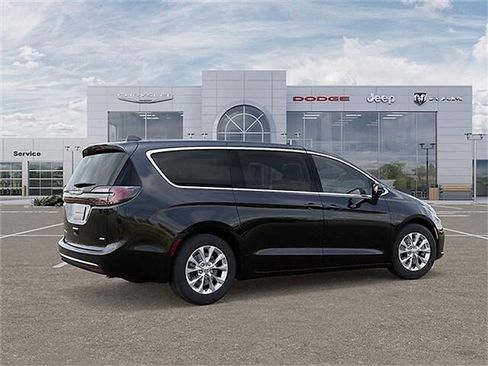 New 2026 Chrysler Pacifica Select image 4