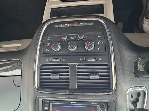 Used 2018 Dodge Grand Caravan SE w/ UConnect Hands-Free Group image 12