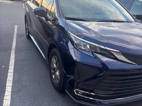 Used 2024 Toyota Sienna XLE FWD image 1