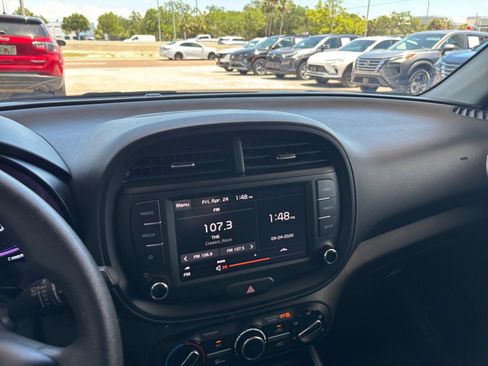 Used 2025 Kia Soul LX w/ LX Technology Package FWD image 20