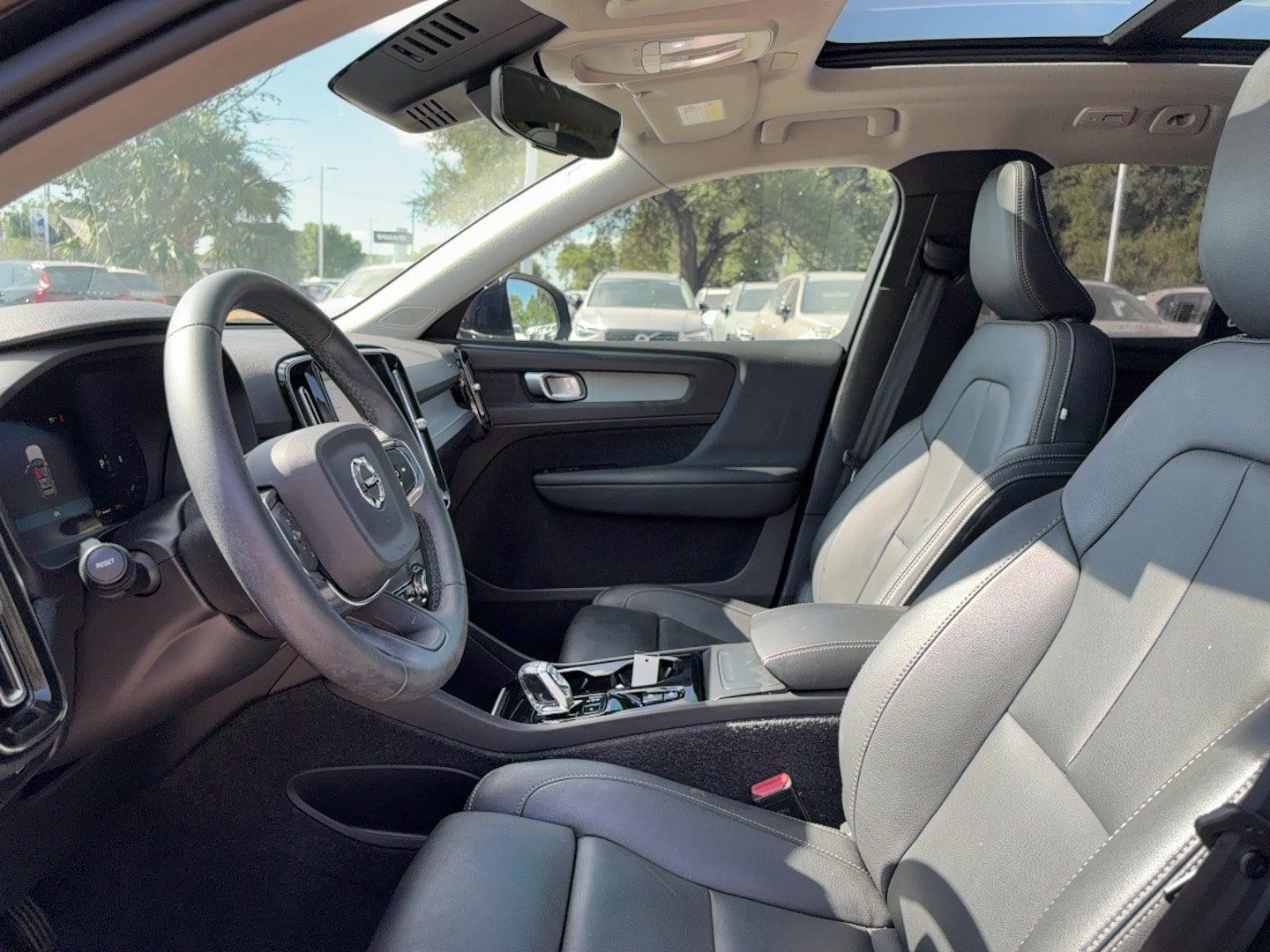 Certified 2024 Volvo XC40 B5 Plus AWD/4WD image 8