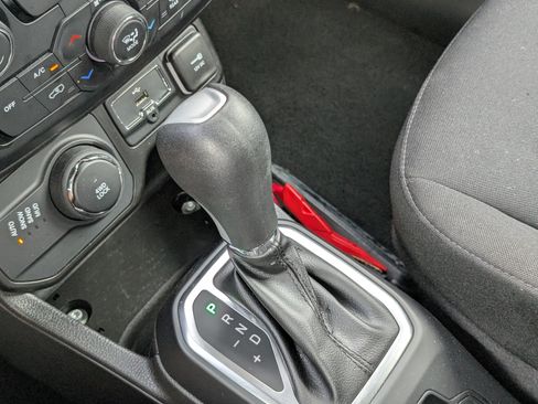 Used 2023 Jeep Renegade Latitude AWD/4WD image 22