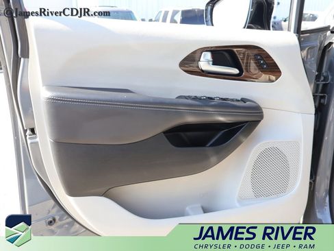 Used 2023 Chrysler Pacifica Limited image 20