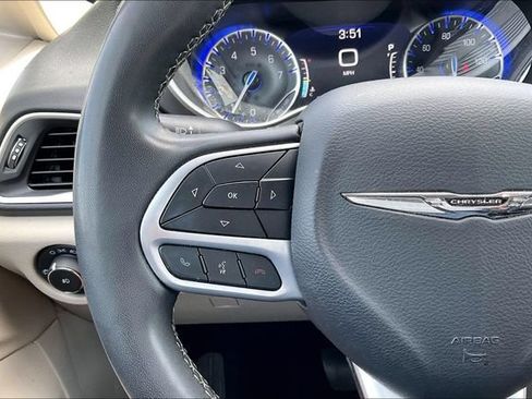 Used 2023 Chrysler Pacifica Touring-L FWD image 10