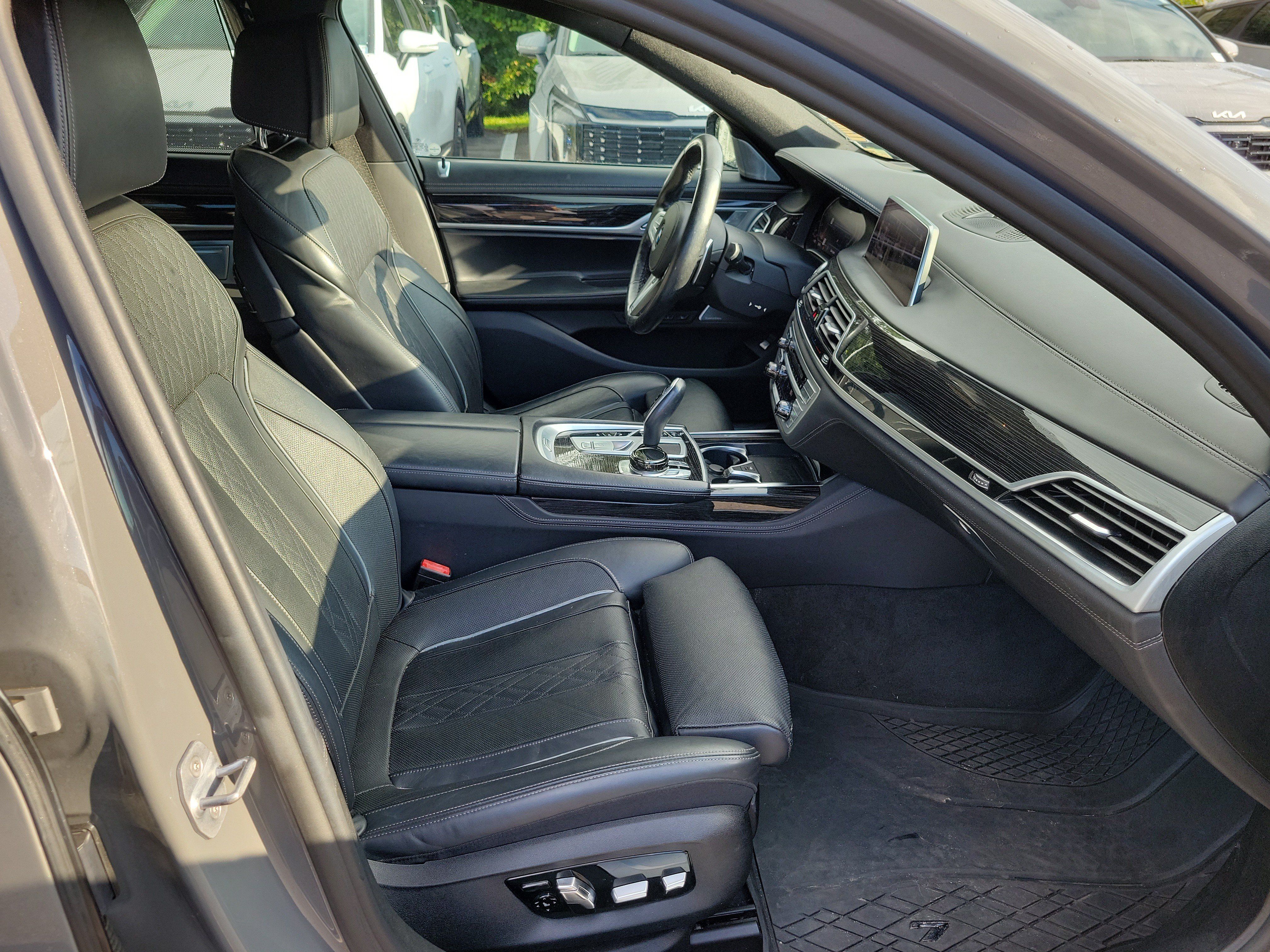 Used 2020 BMW 750i xDrive w/ Executive Package AWD/4WD image 7