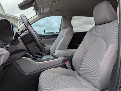 Used 2022 Toyota Highlander LE FWD image 13