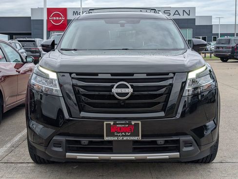 Used 2023 Nissan Pathfinder SL w/ Black Appearance Package FWD image 6