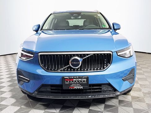 Used 2023 Volvo XC40 B5 Core w/ Convenience Package AWD/4WD image 2