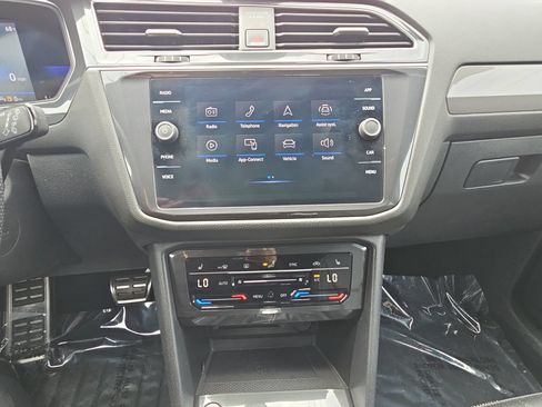 Used 2022 Volkswagen Tiguan SE R-Line FWD image 21