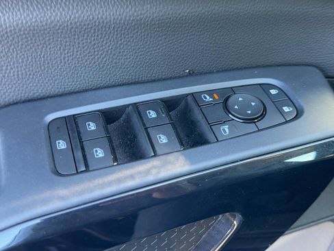 Used 2025 Nissan Pathfinder SV FWD image 25