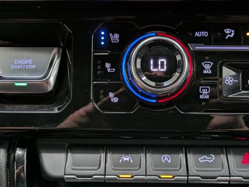 Used 2022 GMC Sierra 1500 AT4 image 8