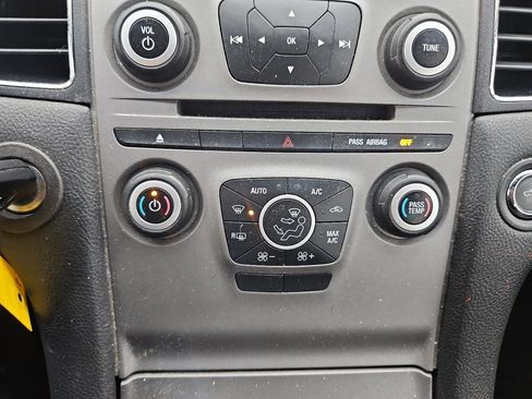 Used 2016 Ford Taurus SEL image 29