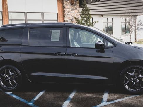 Used 2018 Chrysler Pacifica Touring-L w/ Premium Audio Group image 11