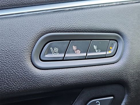 Used 2022 Cadillac Escalade Premium Luxury image 17