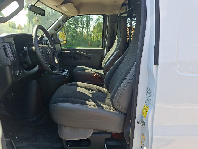 Used 2025 GMC Savana 2500 w/ Driver Convenience Package RWD image 2