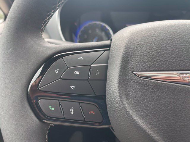 Used 2025 Chrysler Pacifica Limited FWD image 21