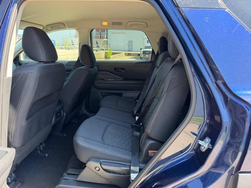 Used 2024 Nissan Pathfinder SV FWD image 8