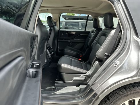 Used 2023 Lincoln Aviator Reserve AWD/4WD image 4